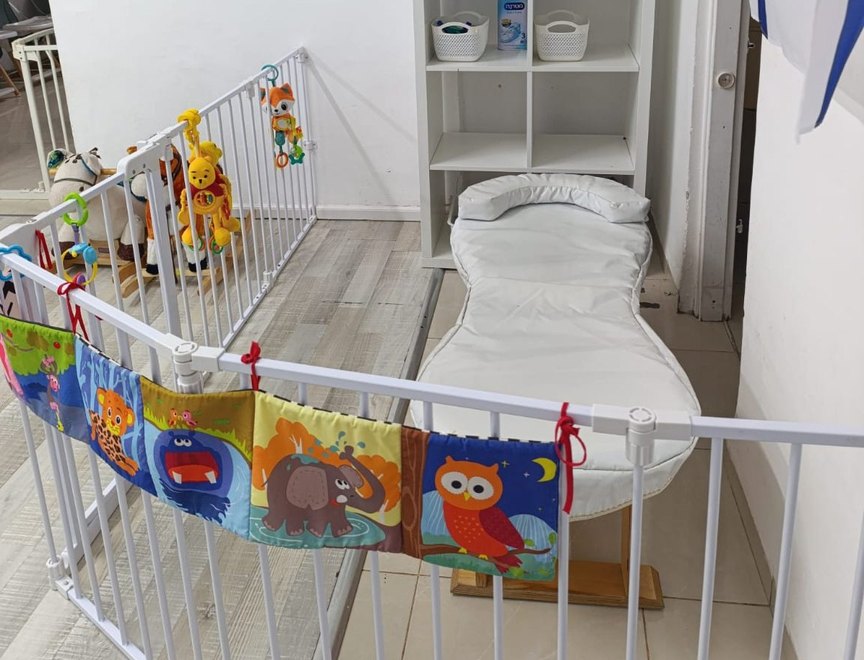 עמדת ההחתלה המגודרת — משטח החתלה רך מאחורי שער בטיחות