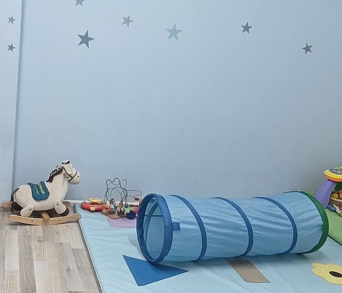חדר המשחק של התינוקייה — קיר כוכבים, מטבח עץ ומנהרת זחילה
