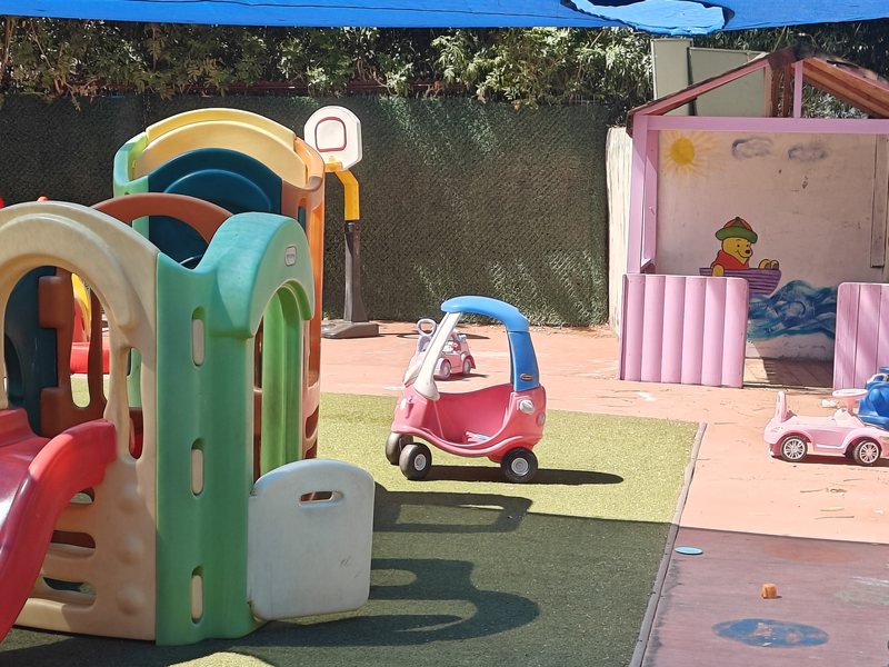 מתקן הטיפוס עם המגלשה, על דשא סינתטי